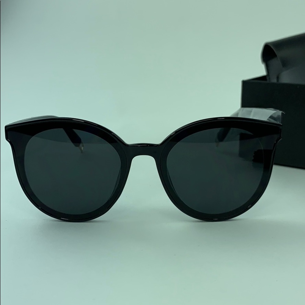 Sunglasses 🕶 - Picture 3 of 4